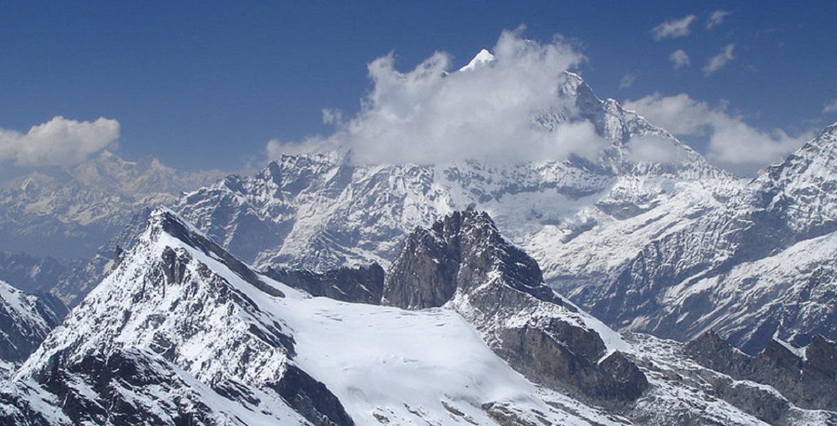 हिमपहिरोमा परेर तीन जनाको मृत्यु