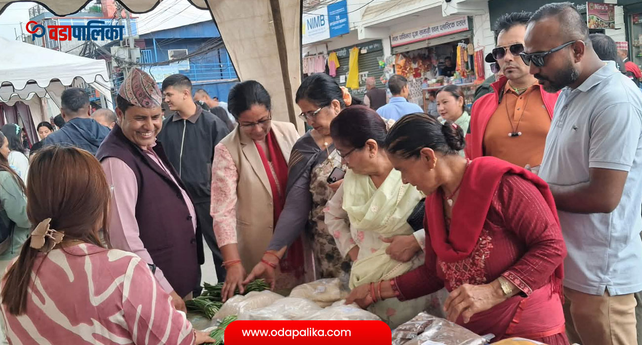 गुण्डुको घुम्ती हाट बजारमा हजारौँको भीड
