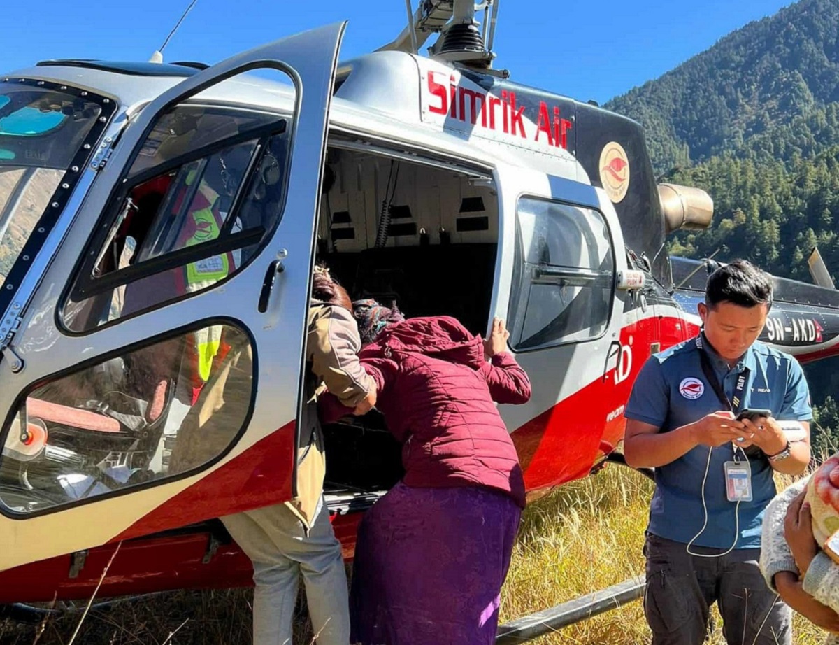 उत्तरी गोरखाबाट सुत्केरी र शिशुको हेलिकप्टरबाट उद्धार