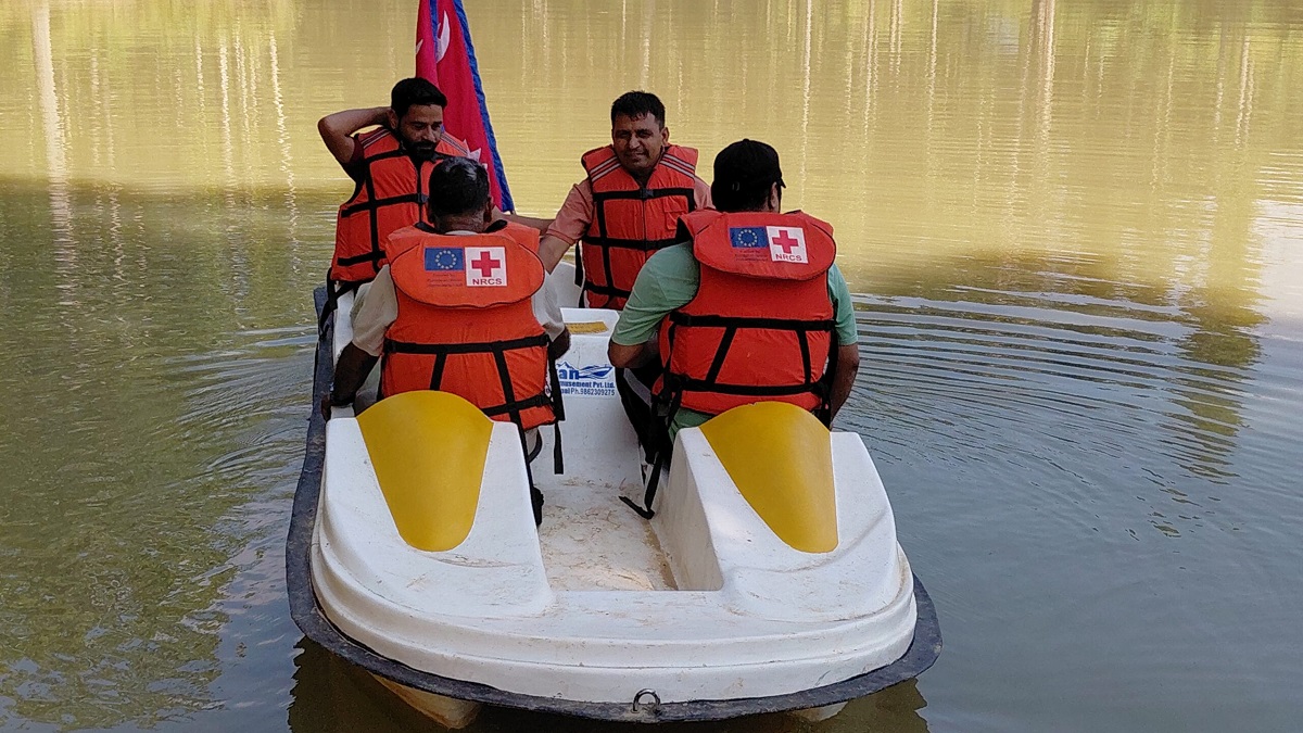 कृत्रिम जलाशयमा डुङ्गा सञ्चालन