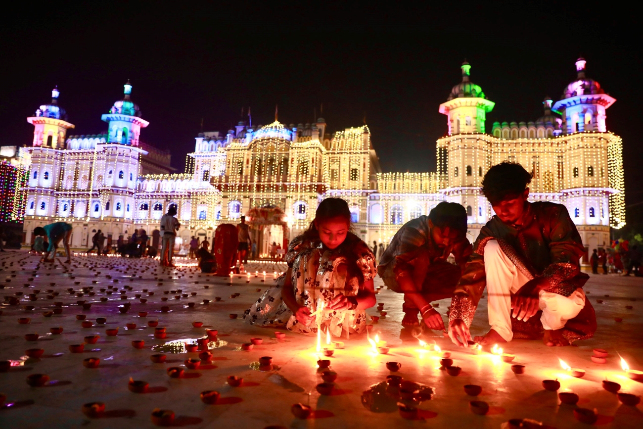 जानकी मन्दिरमा दीप बाल्दै