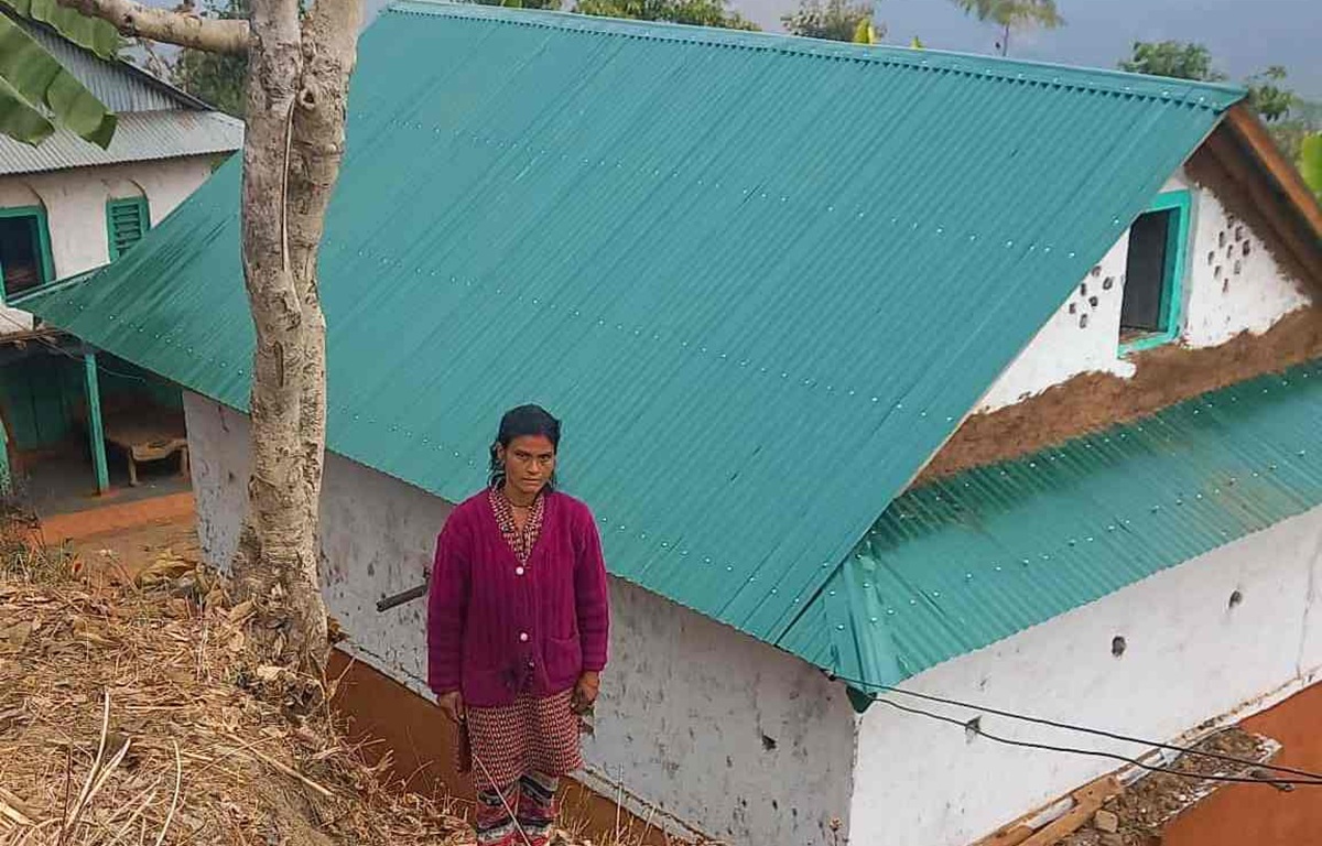 भोजपुरको पौवादुङमा गाउँपालिकाका ५२५ परिवारले पाए जस्तापाताको छानो