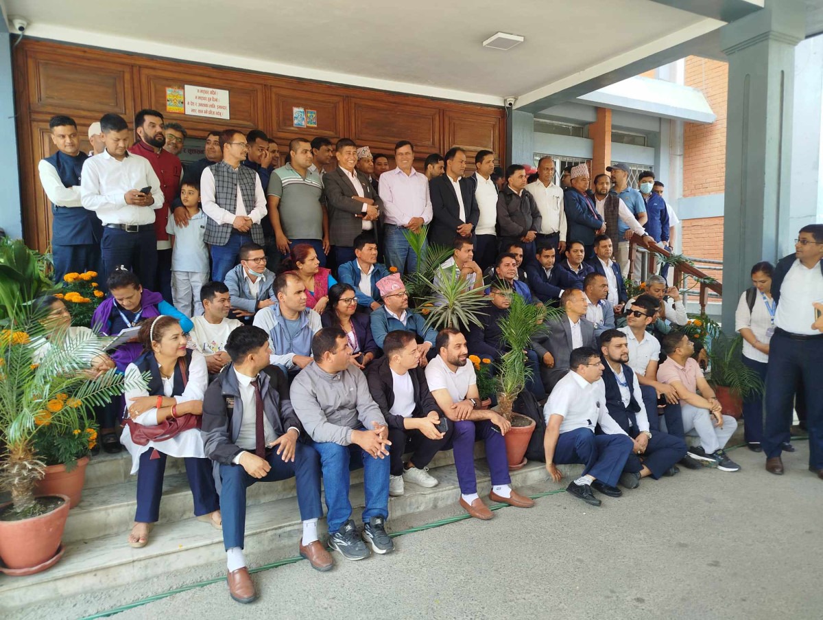 निजामती सेवा विधेयकविरुद्ध सिंहदरवारमा आज पनि कर्मचारीको धर्ना