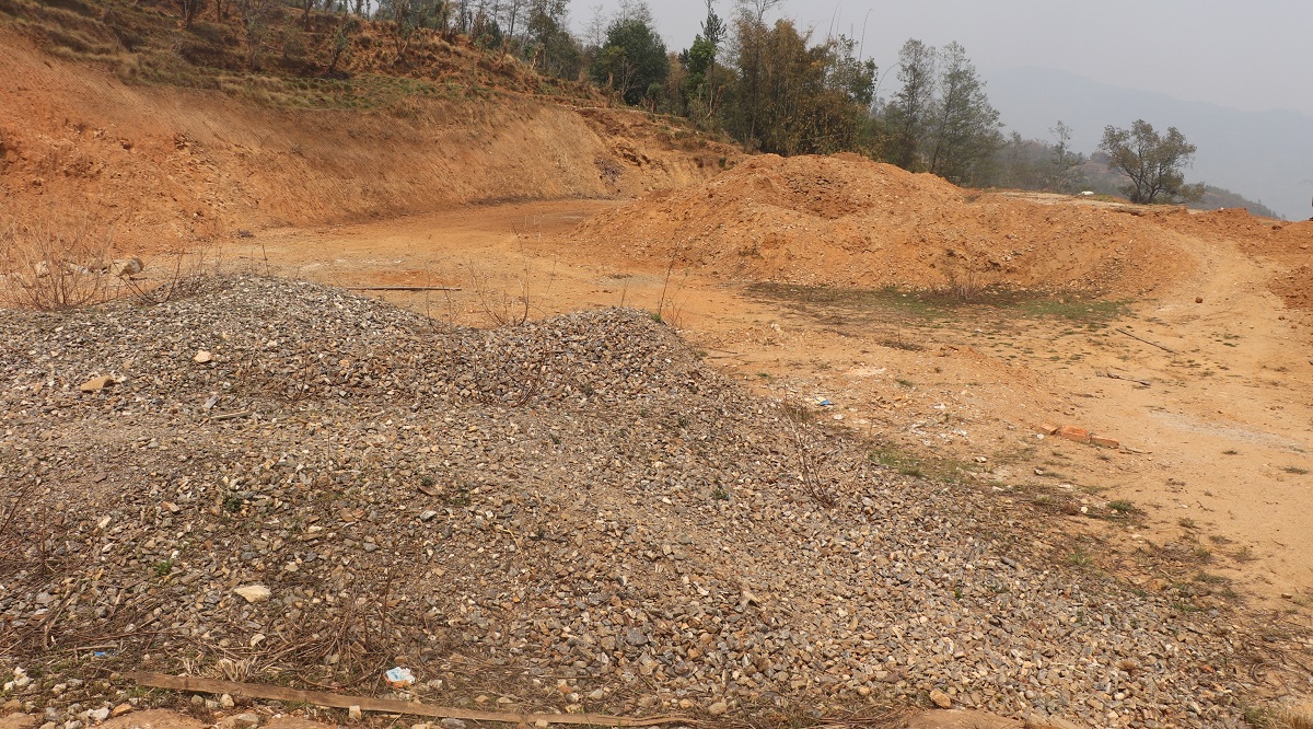 टेम्केमैयुङ गाउँपालिकामा निर्माणाधीन अस्पताल ठेकेदारको लापरबाहीले पाँच वर्षदेखि अलपत्र