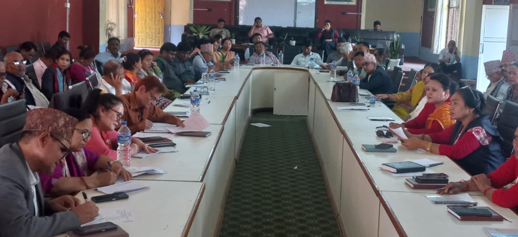 संघीय संसदको निम्तो मान्न हेटौडा पुगेका जनप्रतिनिधि भन्छन्ः माग्ने नबनाइदेऊ