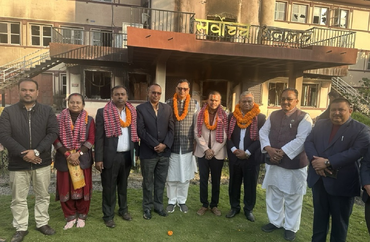 पाँच सांसदलाई पदमुक्त गर्ने निर्णय कार्यान्वयन नगर्न सर्वोच्चको आदेश