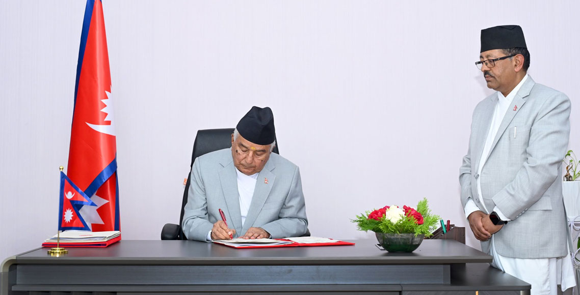 सार्वजनिक पदमुक्ति अध्यादेशले को–को हुँदैछन् पदमुक्त ?