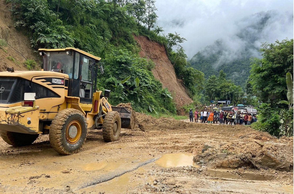 धादिङको थाक्रेमा लेदोसहितको पहिरो