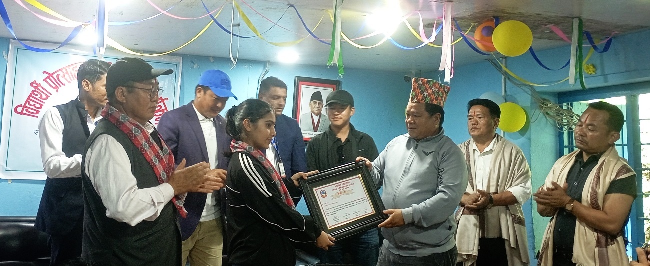 छात्रवृत्ति पाएका माङसेबुङ गाउँपालिकाका २ डाक्टर
