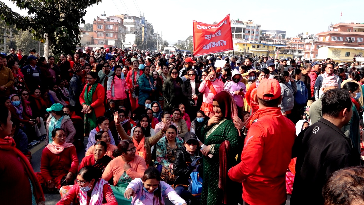 रित्ता गाग्री देखाउँदै स्थानीयको आक्रोसः १७ अर्ब सक्ने, धारामा मेलम्ची कहिले खस्ने?