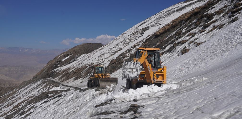 मध्यपहाडी लोकमार्गमा हिउँमा फसेका २५० यात्रुको उद्धार