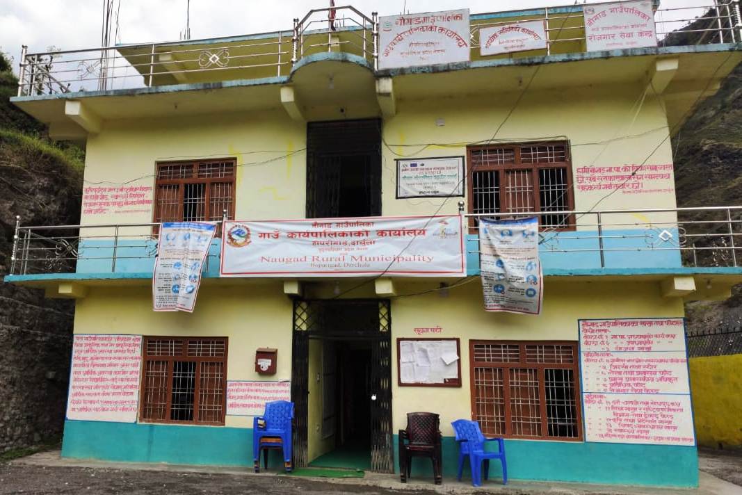 निजामती विधेयकमा असहमति जनाउँदै नौगाढ गाउँपालिकामा कर्मचारीले नै लगाए ताला