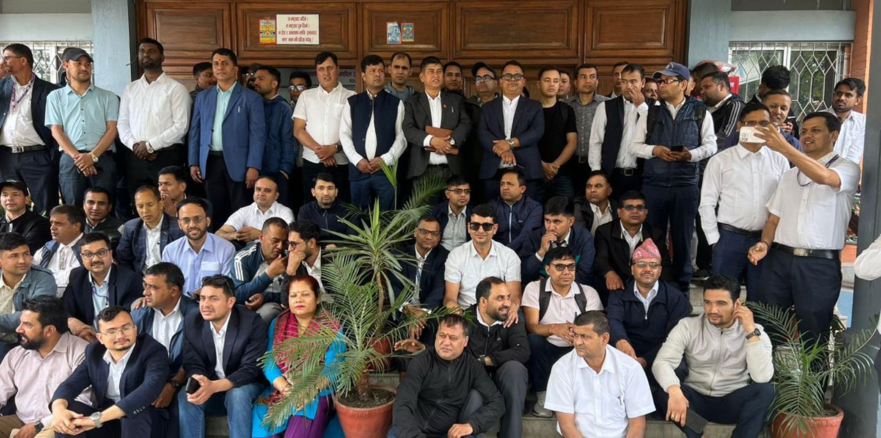संघीय निजामती विधेयकविरुद्ध सिंहदरवारमा कर्मचारीको प्रदर्शन