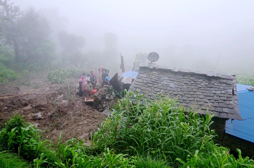 बाढी र पहिरोमा परेर १४ जनाको गयो ज्यान, पहिरोले अधिकांश राजमार्ग अवरुद्ध