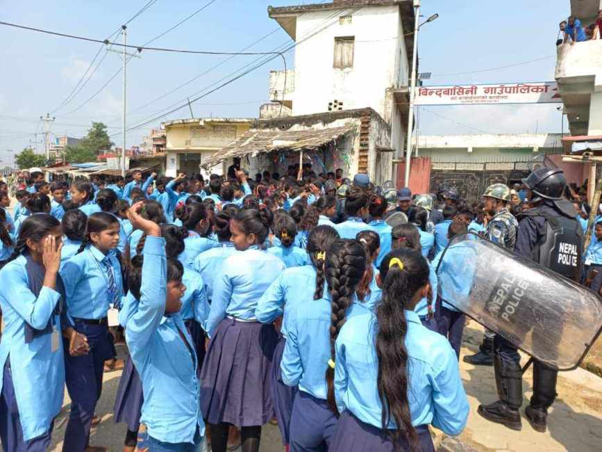 विद्यार्थीले गाउँपालिका घेरे, प्रहरीले विद्यार्थी कुटे
