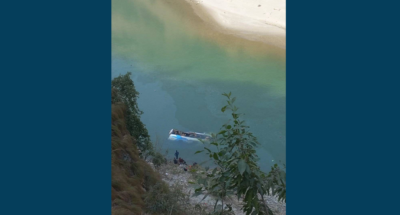 ओखलढुंगा जादै गरेको बस मन्थलीमा दुर्घटनाग्रस्त, बस तामाकोशीमा, ठूलो संख्यामा हताहतीको आशंका