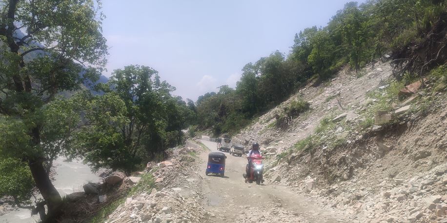 बेसीसहर-चामे-खाङसार सडकमा सञ्चालित सार्वजनिक यातायातका साधनको भाडादर घटाइयो