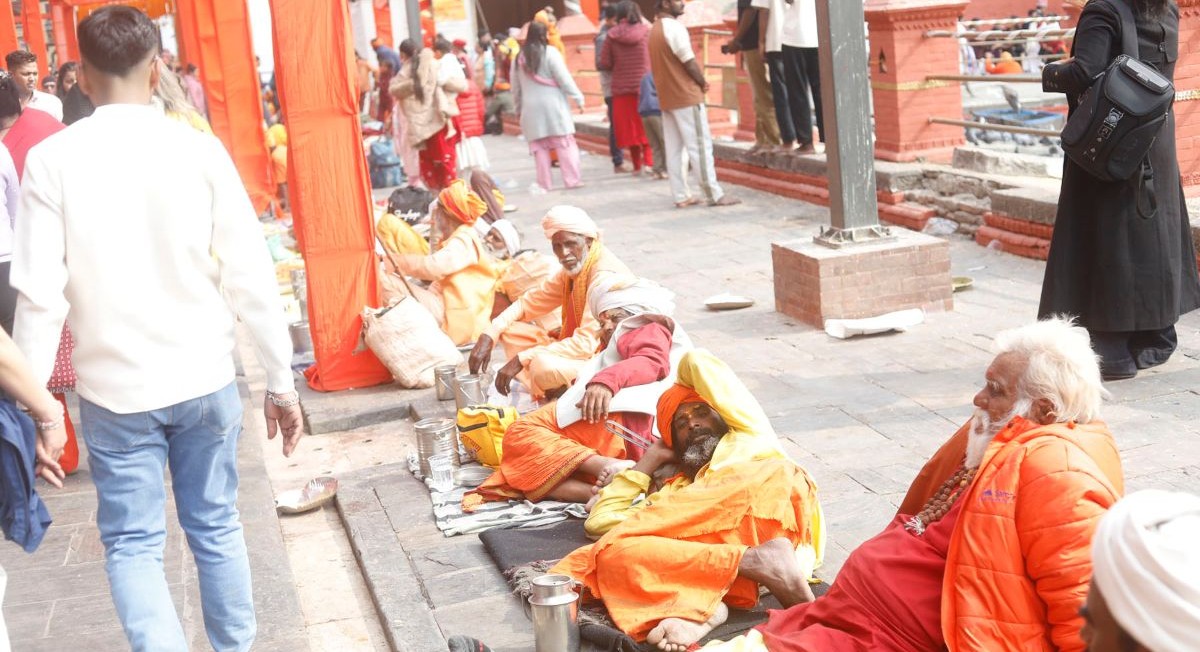 पशुपतिमा आएका साधुसन्तलाई दक्षिणासहित बिदाइ गरिँदै