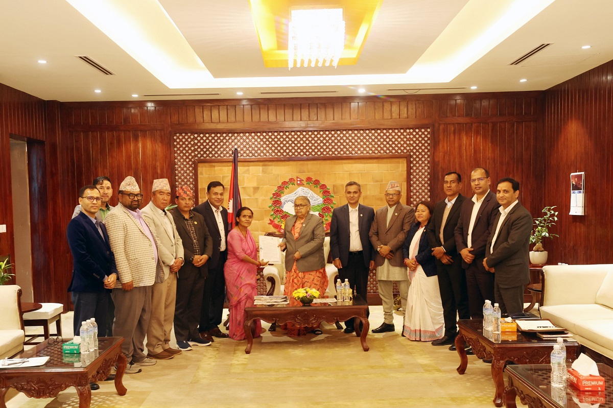 संघ-महासंघका प्रतिनिधिहरूले प्रधानमन्त्री समक्ष बुझाए दश बुँदे ज्ञापनपत्र