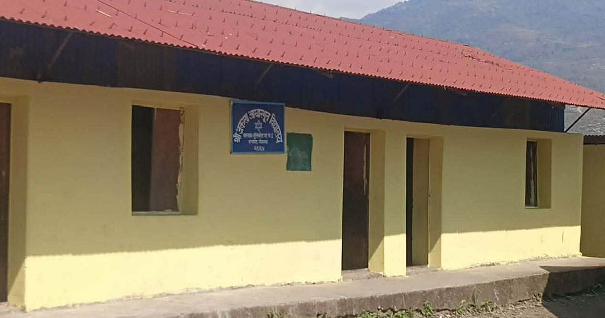 कक्षाभरि झुसिल्किरा : शिक्षक र विद्यार्थी जीउ कन्याउँदै हैरान