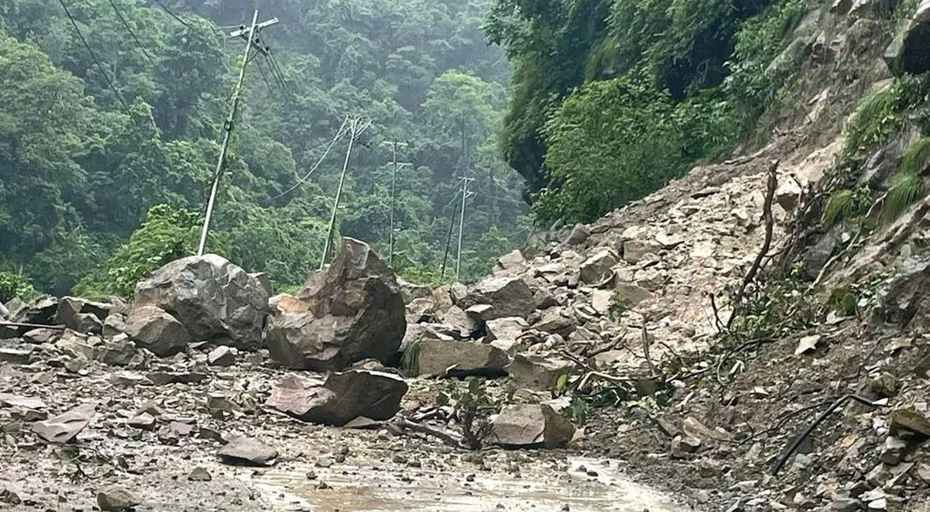 गुल्मी र पाल्पामा पहिरोले सडक अवरुद्ध