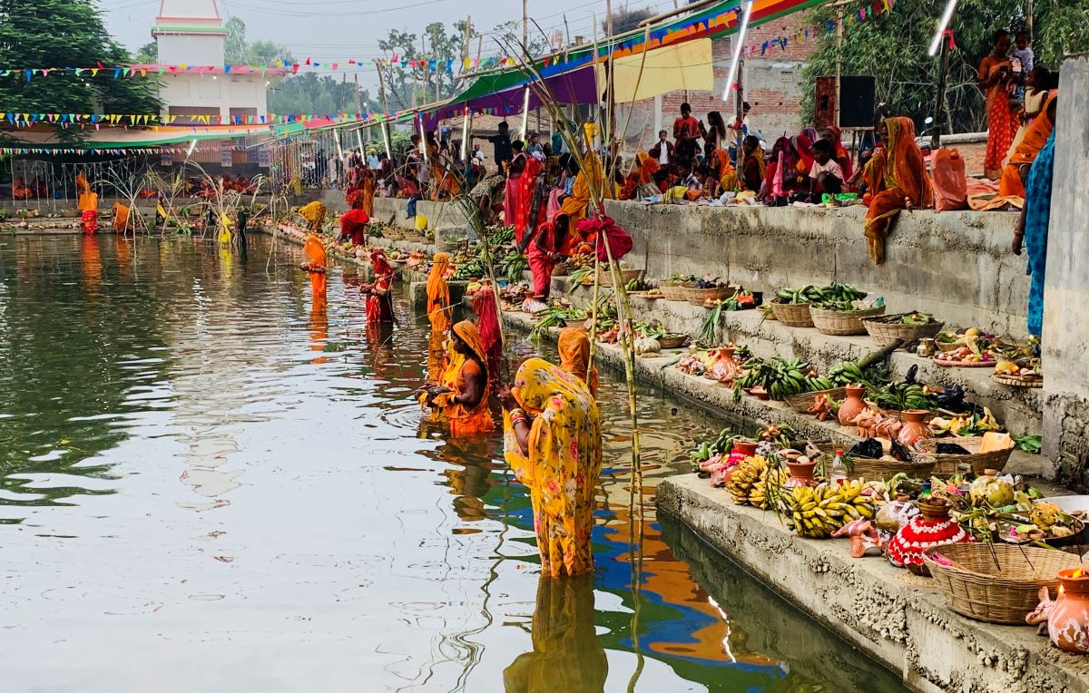 अस्ताउँदो सूर्यलाई अर्घ्य अर्पण गर्दै छठ पर्व मनाइयो