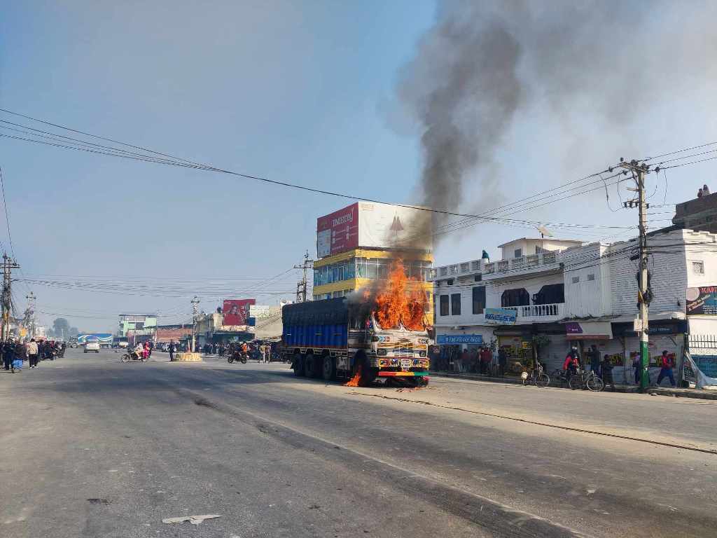 दुर्घटनामा परेको ट्रकमा आगो लगाएको भन्दै ट्रक व्यवसायी महासंघको आपत्ति, क्षतिपूर्ति भराउन माग