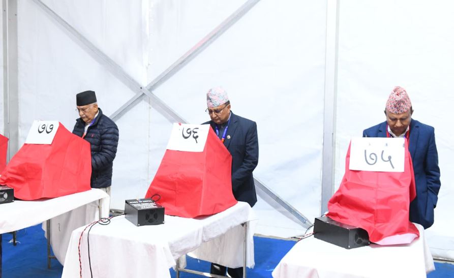 एमाले महाधिवेशन : ओली र पोखरेलले भोट हालेर सुरु गरे मतदान