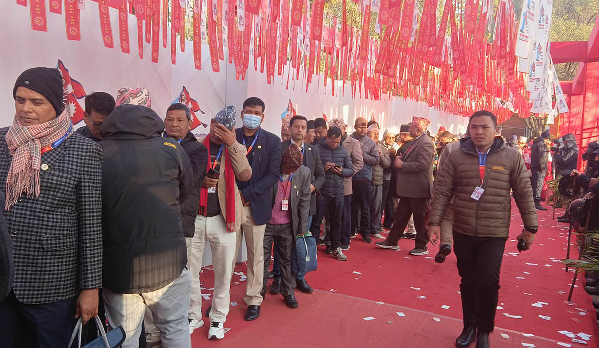 एमाले महाधिवेशनमा मतदानका लागि प्रतिनिधि लाइनमा