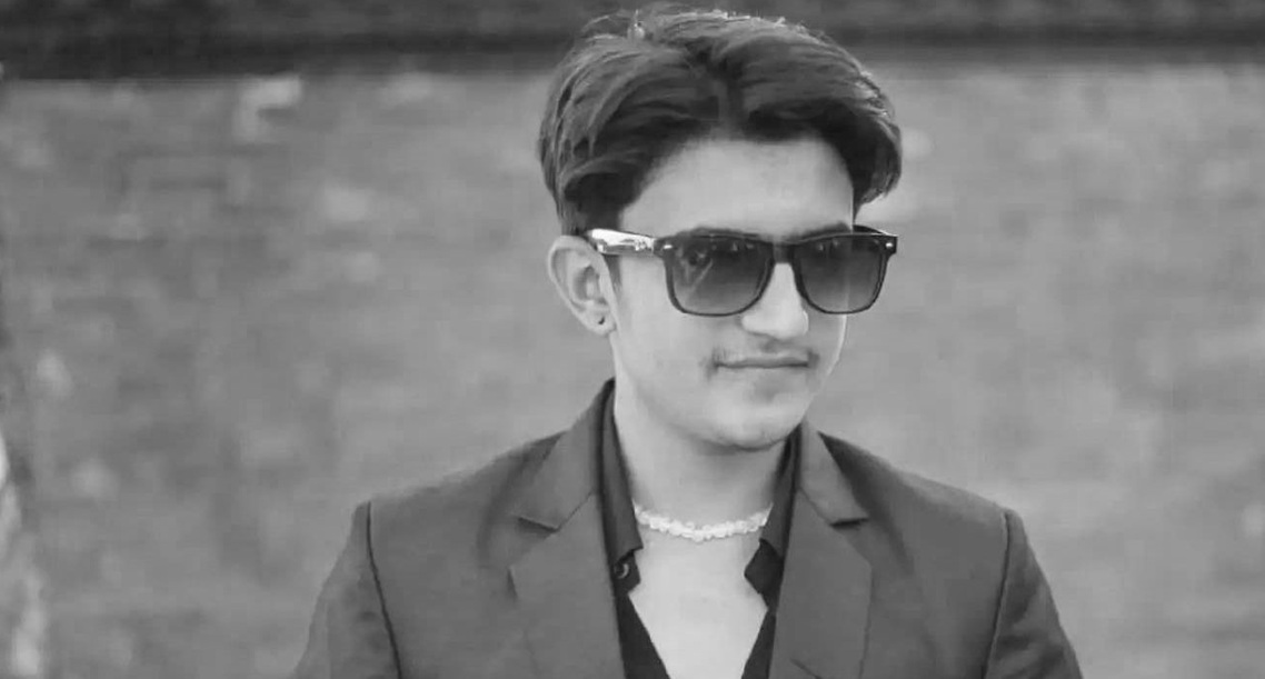 २३ वर्षीय योगेन्द्रको तस्बिर सुमसुम्याउँदै आमा भन्छिन्: यस्तो छोरो गुमाएर बाँच्नुपरेको छ