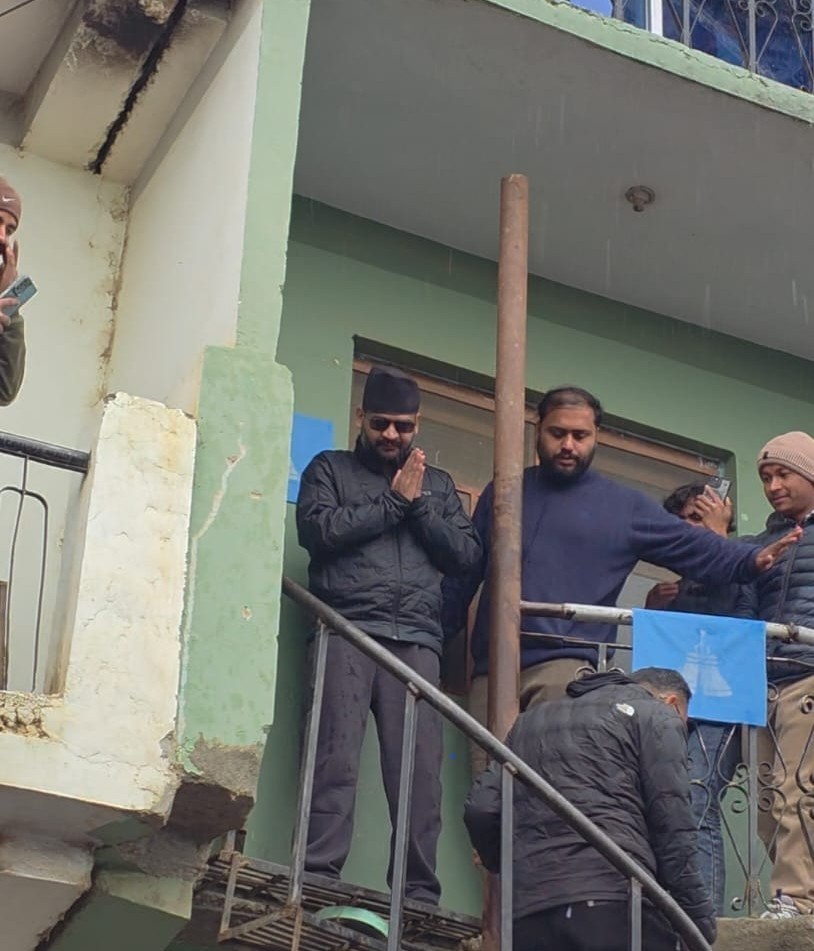 डडेल्धुरामा बालेनः ४ मिनेट बसे, उम्मेदवारका कुरा २ मिनेट सुने 